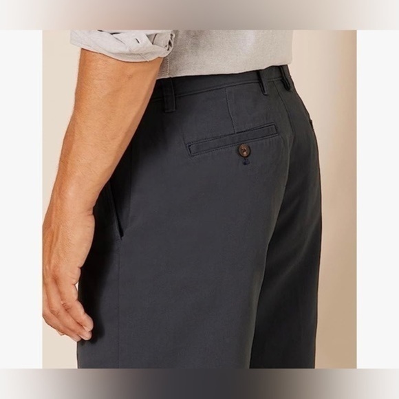 NWT - Amazon Essentials Men's Classic-Fit 9" Shorts - Picture 3 of 9